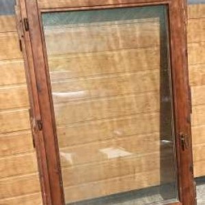 Infissi di legno completi di vetro