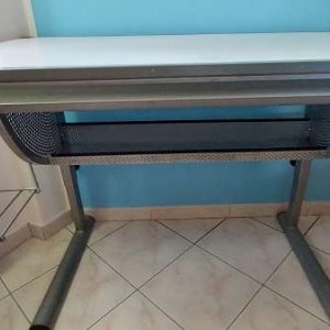 vendo scrivania  altezza regolabile e ripiano inclinabile