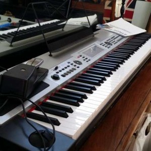 pianoforte elettronico con tasti pesati