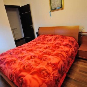 Letto matrimoniale con testiera contenitore