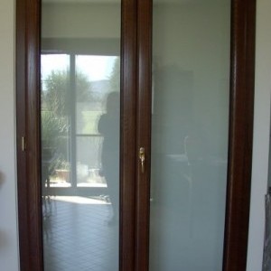 infissi pari al nuovo in pvc bianco esternamente e legno internamente