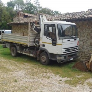 IVECO 100 CASSONE RIBALTABILE TRILATERALE CON GRU