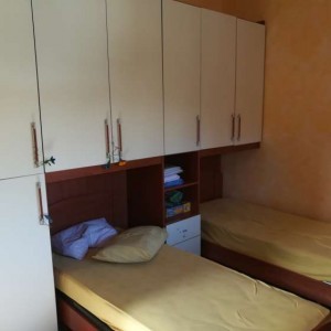 Cameretta per ragazzi con doppio letto vendita causa trasloco  Misure: Larghezza 292 cm Altezza 247 cm profondita 57 cm  Armandio a colonna largh 47 cm x 247 cm x 57 cm  possibilita' di vederla se interessati solo ritiro