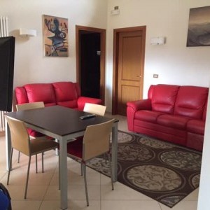 Singola letto 1+1/2 balcone in attico curato caldo a norma sismica