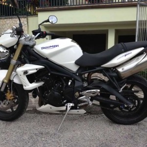 Moto Triumph in condizioni perfette.