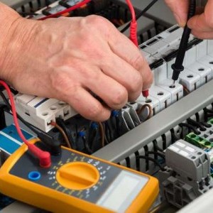 Azienda di installazione impianti elettrici cerca operai