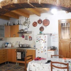 CALASCIO, CARATTERISTICO BORGO, AFFITTASI PER VACANZE, COMODO E TIPICO APPARTAMENTO SU UNICO PIANO, AMMOBILIATO, CUCINA, SALONE, CAMERA MATRIMONIALE, BAGNO FINESTRATO CON DOCCIA , LAVATRICE.