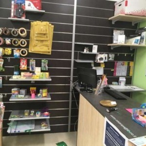 PANNELLI DOGATI CON MENSOLE E ACCESSORI PER NEGOZO