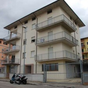 APPARTAMENTO IN TRIFAMILIARE140MQ vendersi o affittasi