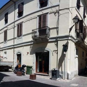 locale in centro storico ristrutturato con 2 vetrine