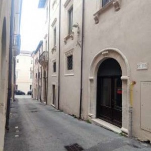 Locale artigianale affittasi